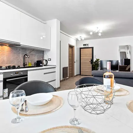 Evana Sunrise - Pool And Apartman Năvodari